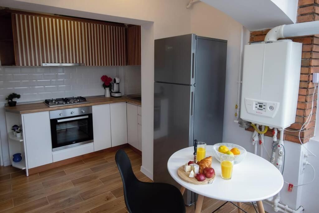 Studio With A View In City Center Тырговиште Экстерьер фото